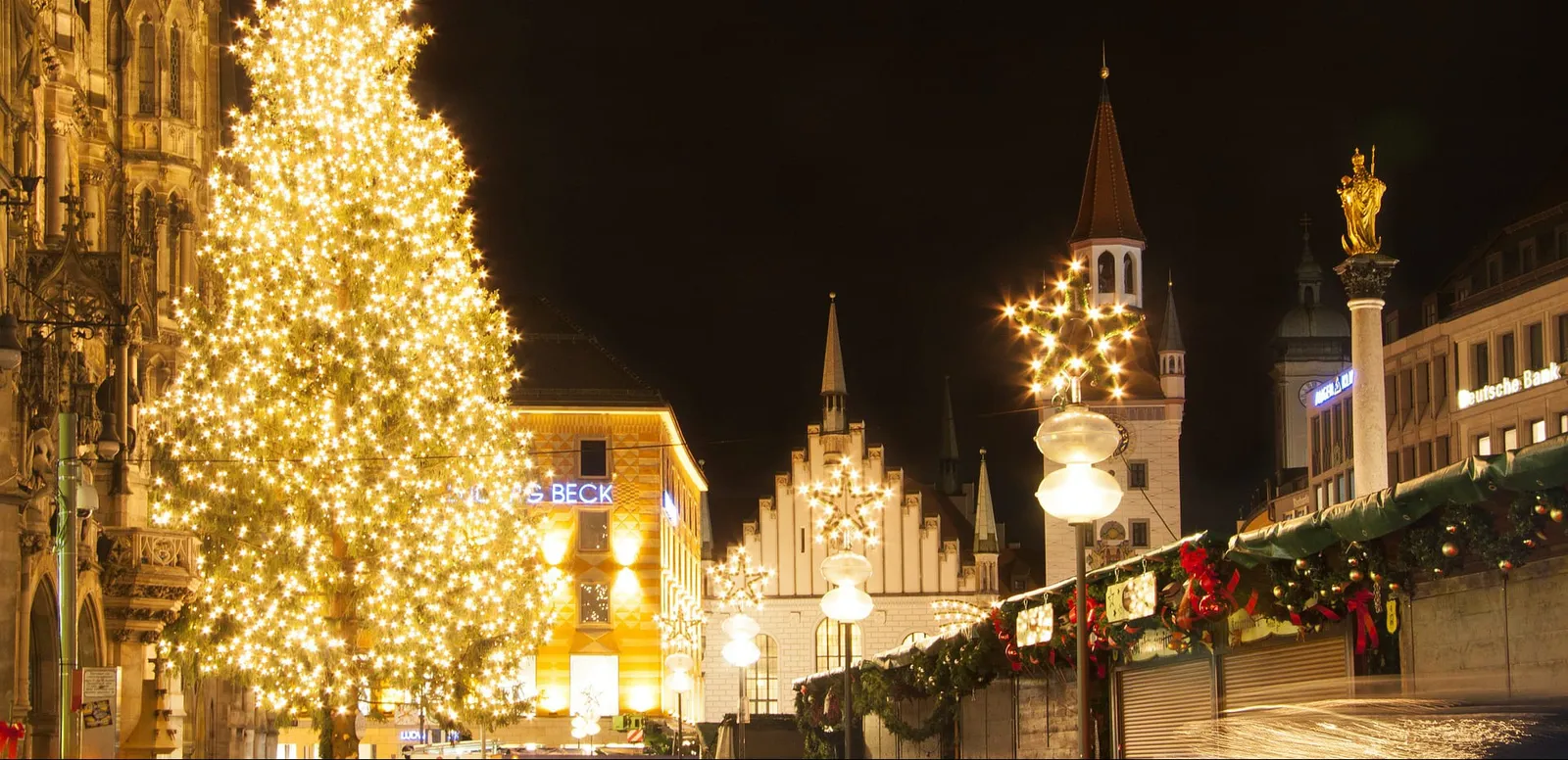 Árbol de Navidad iluminado y mercado navideño de Marienplatz de noche