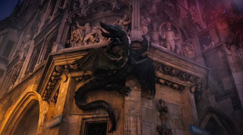 Dragón de piedra en la fachada del Ayuntamiento Nuevo, de noche