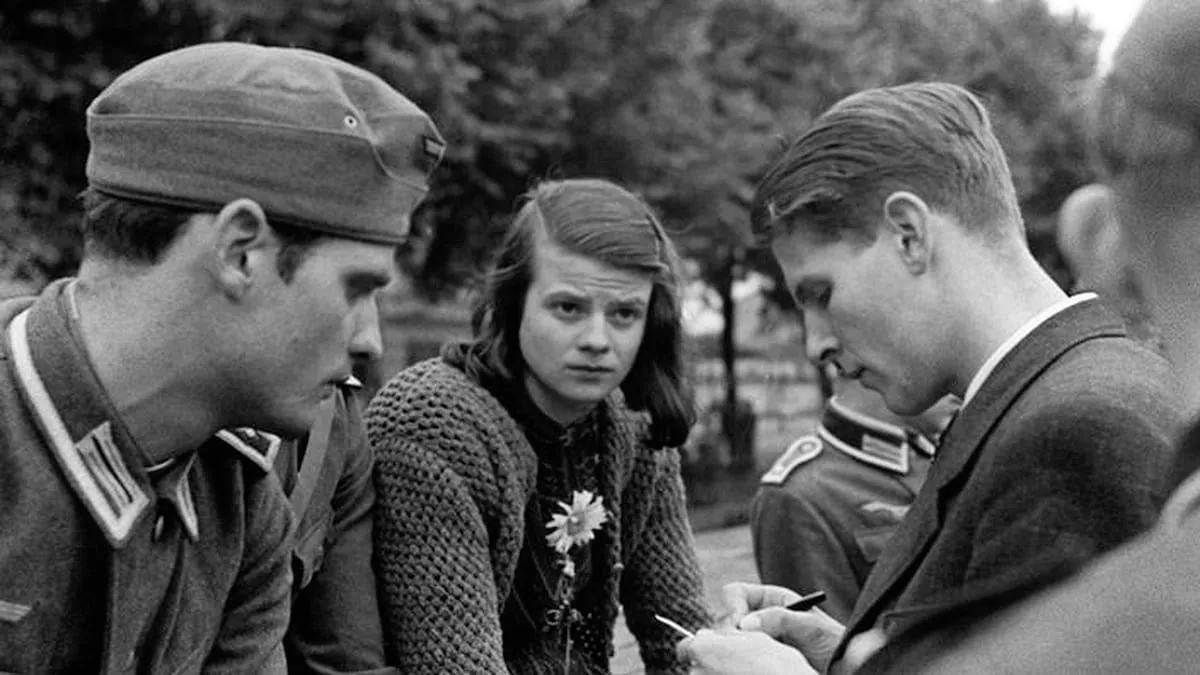 Hans y Sophie Scholl con Christoph Probst, miembros de la Rosa Blanca