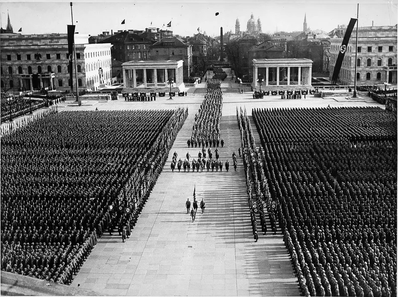 Desfile nazi en Königsplatz en los años treinta