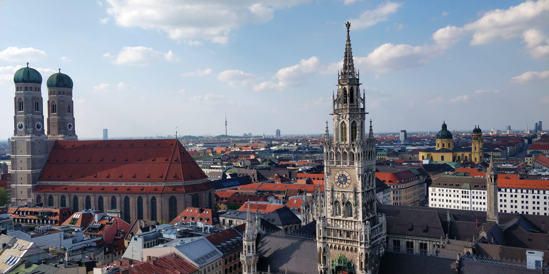 Vista aérea de Marienplatz con el Ayuntamiento Nuevo y la Frauenkirche